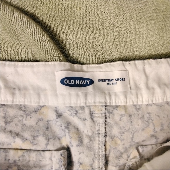 Old Navy Floral Print Women Shorts - Black, White, Yellow - Picture 5 of 5